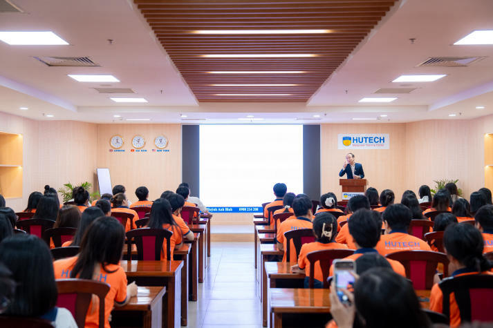 Sinh viên HUTECH soi mình và rèn kỹ năng qua “Mirror Mirror – Hình ảnh bạn phản chiếu” 60