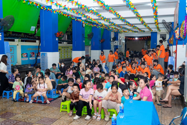 Sinh viên Khoa Thẩm mỹ và Khoa học sự sống tự tay đem “vầng trăng yêu thương” đến thiếu nhi phường Xóm Chiếu 21