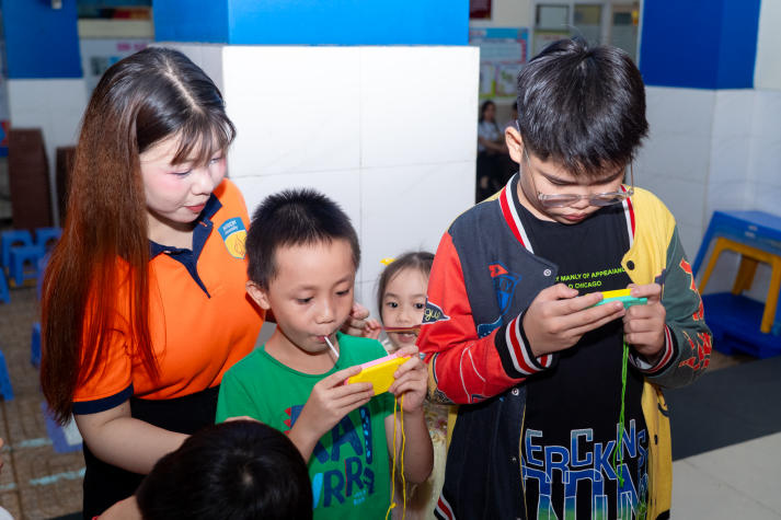 Sinh viên Khoa Thẩm mỹ và Khoa học sự sống tự tay đem “vầng trăng yêu thương” đến thiếu nhi phường Xóm Chiếu 39