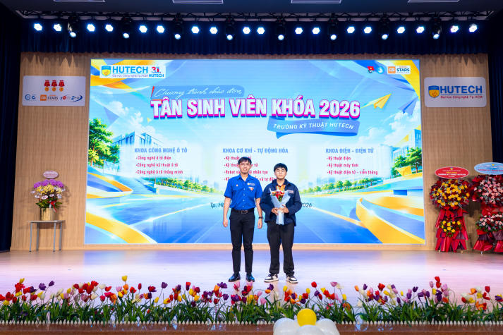 Tân sinh viên Trường Kỹ thuật HUTECH khởi động hành trình kỹ sư tương lai 81