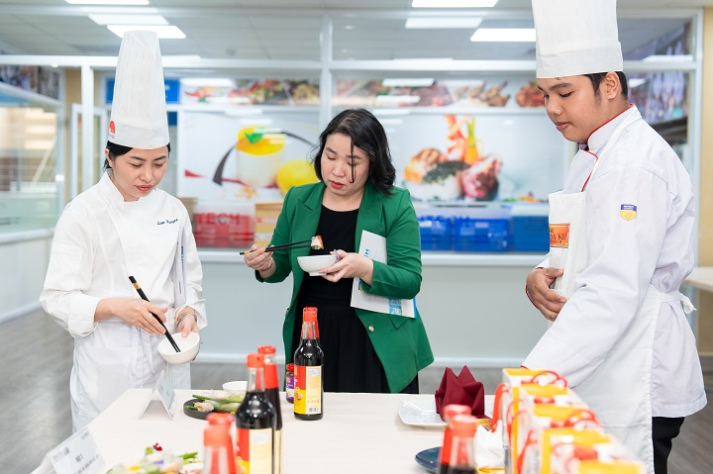 Bếp trưởng 5 sao đứng lớp, sinh viên Quản trị nhà hàng học nghề từ căn bếp thật 41