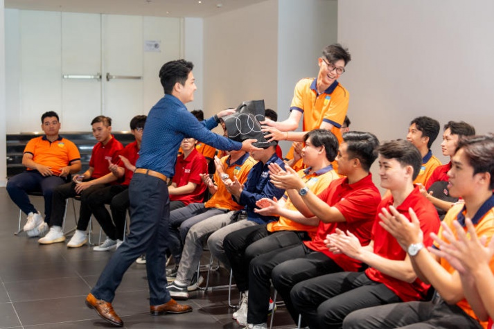 [Video] Giờ học giá trị của sinh viên ngành Công nghệ kỹ thuật ô tô, Công nghệ ô tô điện HUTECH tại showroom Audi lớn nhất Việt Nam 48