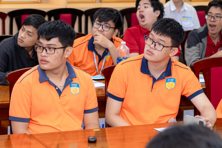 [Video] Sinh viên Viện Kỹ thuật đón đầu công nghệ trạm sạc xe điện và lưu trữ năng lượng BESS 71