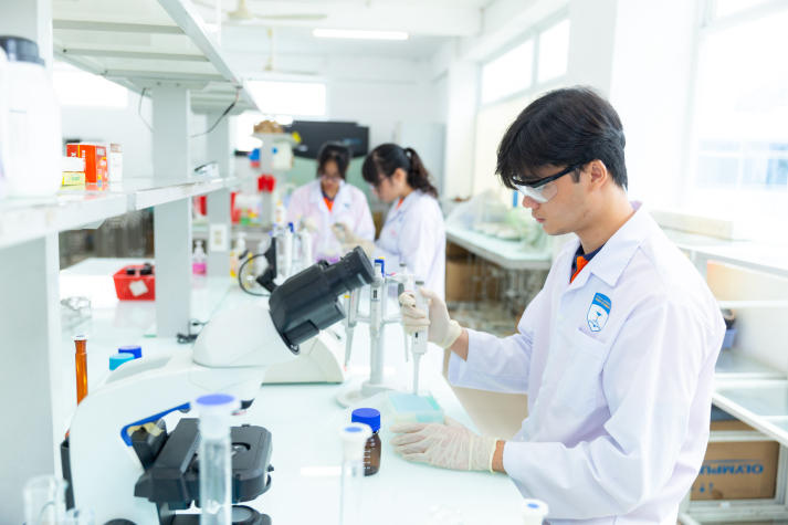 Điểm xét học bạ ngành Dược, Điều dưỡng, Xét nghiệm HUTECH lần lượt là từ 21 và 19, học phí khoảng 11-12 triệu/kỳ 142