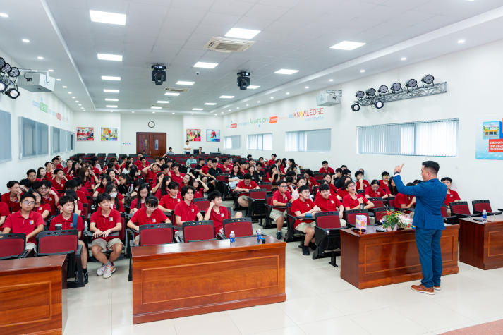 HUTECH đồng hành tư vấn hướng nghiệp và giải mã AI cùng học sinh Royal School 52