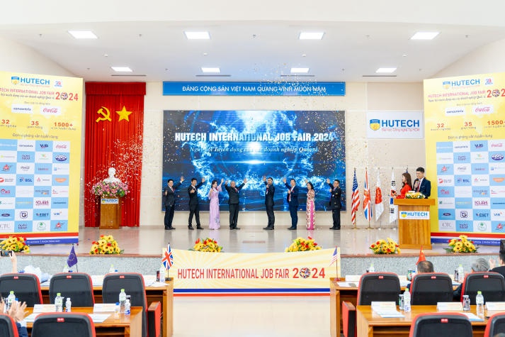 [Video] Sinh viên hào hứng “săn” hơn 1.500 đầu việc hấp dẫn tại “HUTECH International Job Fair 2024” 56