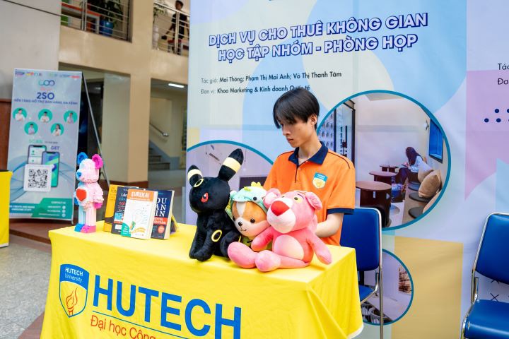 “Tour” khám phá không gian triển lãm Top 10 “HUTECH Startup Wings 2023” 172