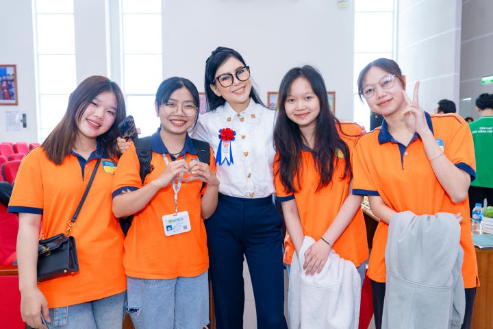 [Video] Sinh viên HUTECH được truyền cảm hứng xây dựng tương lai từ nữ CEO Lê Hồng Thủy Tiên 136