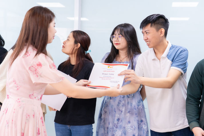 CLB Sư phạm Tiếng Anh HUTECH tôn vinh cống hiến, trao gửi tri ân trong buổi tổng kết 82