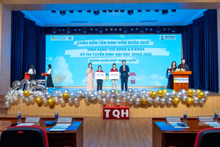 Sôi động, đa sắc màu: Tân sinh viên Khoa Trung Quốc học “cháy” hết mình tại Đêm nhạc hội chào năm học mới 139