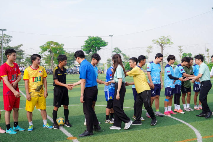[Video] Sinh viên Việt Nam - Lào - Campuchia sôi nổi giao hữu bóng đá tại Hitech Park Campus của HUTECH 108