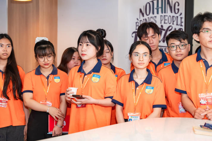 Tham quan Transcosmos Vietnam, sinh viên ngành Digital Marketing học hỏi kinh nghiệm từ cựu sinh viên 66