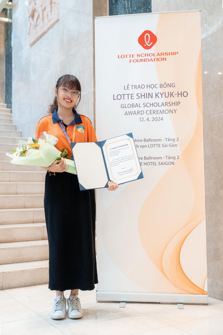 Three HUTECH students awarded the 400 USD scholarships for each by LOTTE Group 45