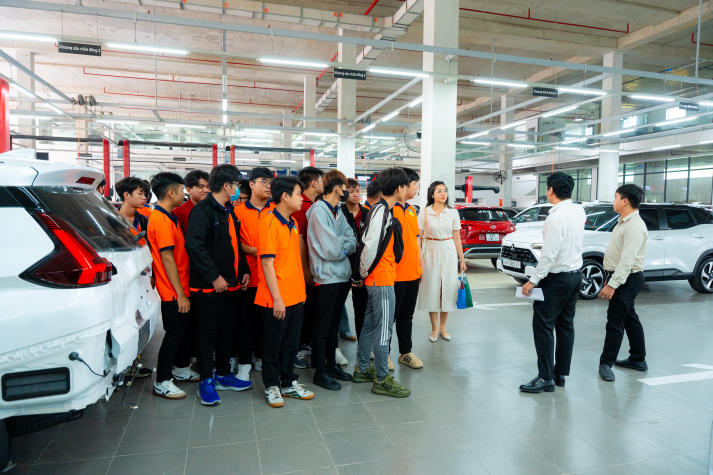 Sinh viên Công nghệ kỹ thuật ô tô tìm hiểu quy trình dịch vụ - kỹ thuật tại Moveo New City 26