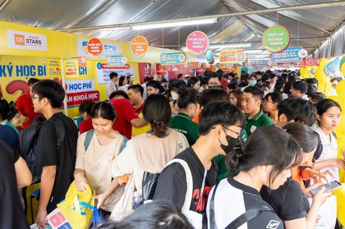 HUTECH khoe sắc vàng tươi tại Ngày hội tư vấn tuyển sinh - hướng nghiệp 2025 13