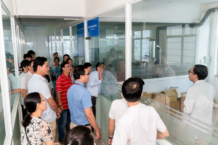 Ban Giám hiệu, giáo viên Trường THCS & THPT Tân Lộc (Cà Mau) tham quan không gian học tập HUTECH 27