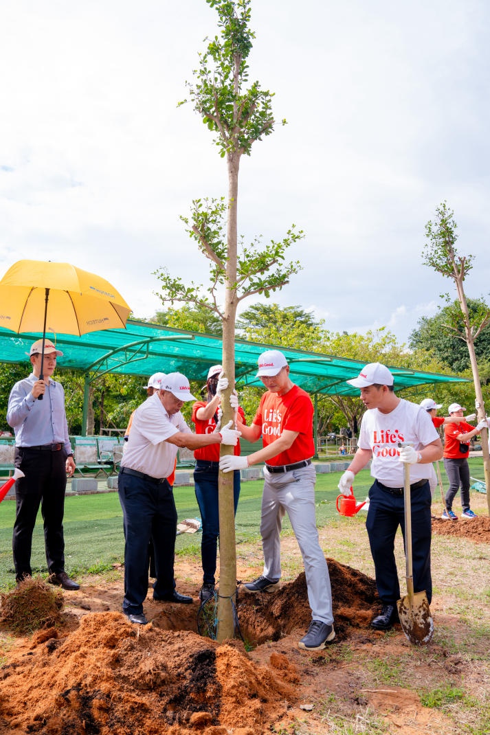 Tree Planting Ceremony in Partnership Between HUTECH and LG Electronics 90