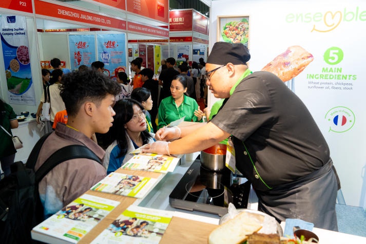 Sinh viên ngành Công nghệ thực phẩm HUTECH khám phá ngành Công nghiệp thực phẩm tại triển lãm “Vietnam Foodexpo 2023” 87