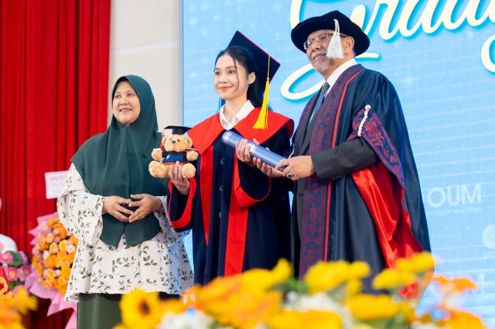 [Video] Over 400 HUTECH Masters and Bachelors of International and Transnational programs excitedly attend their graduation ceremony 122