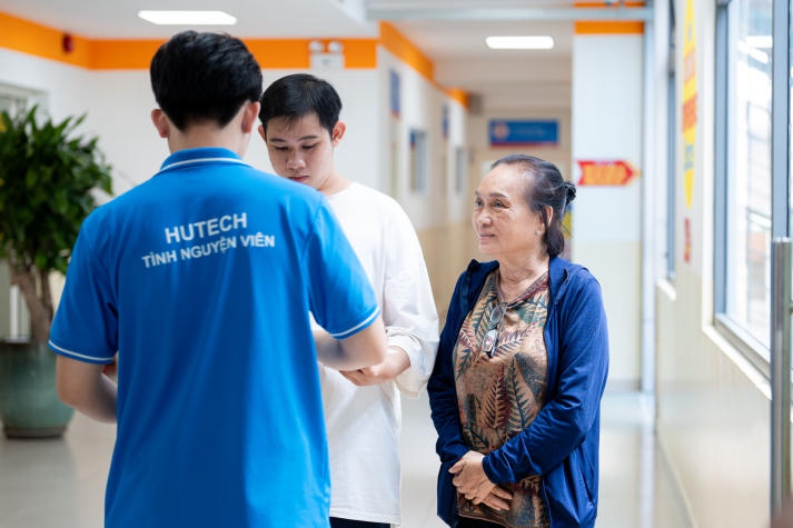 HUTECH rộn ràng đón thí sinh, phụ huynh đến tìm hiểu quy trình nhập học ngay sau khi công bố điểm chuẩn 32