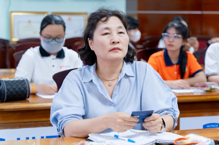 Sinh viên HUTECH tìm hiểu cách xây dựng kịch bản phim truyền hình Hàn Quốc K-Drama 60