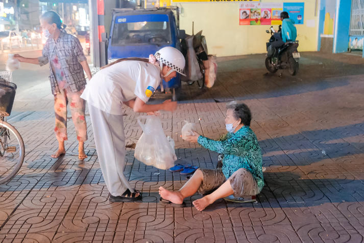 “Bát cháo đêm đông” - Hơi ấm yêu thương từ tuổi trẻ Viện Công nghệ Việt - Nhật HUTECH 48