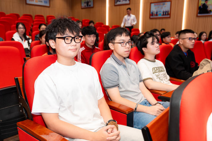 Trường Y và Khoa học Sức khỏe HUTECH đồng hành cùng phụ huynh, sinh viên trên hành trình đại học 97