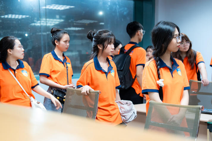 Sinh viên Quan hệ công chúng “bước vào hậu trường” sản xuất chương trình truyền hình trực tiếp tại HTV 75