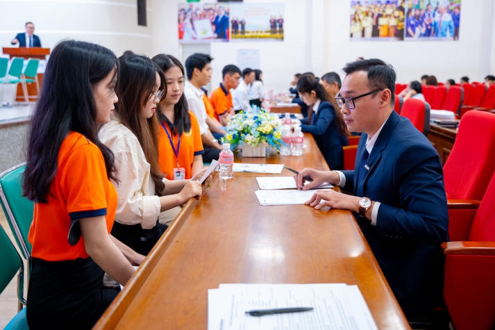 [Video] Sinh viên Khoa Tài chính - Thương mại tự tin phỏng vấn và nắm bắt cơ hội trở thành thực tập sinh tại Sacombank 39