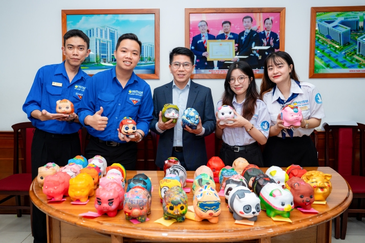 “Khui heo xinh” cùng Khoa Marketing - Kinh doanh quốc tế, thu hơn 21 triệu đồng cho hoạt động cộng đồng 51