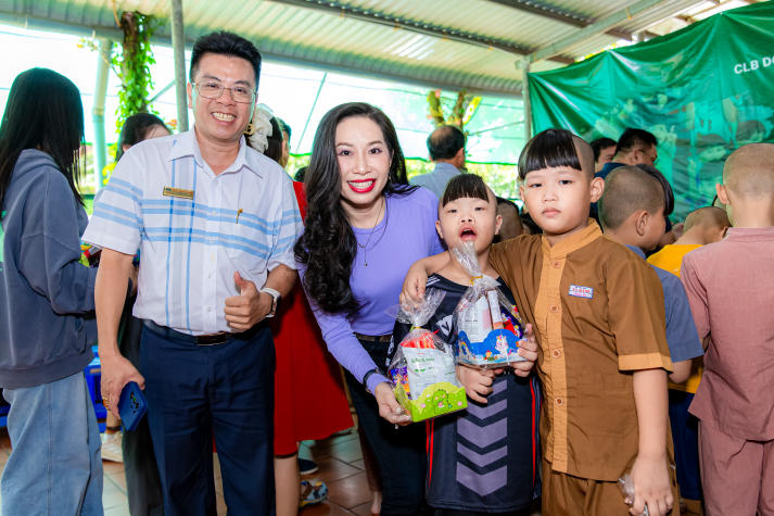 Doanh nhân, cựu sinh viên HUTECH trao yêu thương đến 55 em nhỏ tại Mái ấm An Lạc 73
