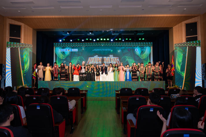 Sinh viên HUTECH thắp sáng niềm tự hào Việt qua chuỗi đồ án nghệ thuật hoành tráng 320