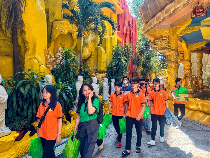 Hành trình thiện nguyện của sinh viên Khoa Tài chính - Thương mại tại Chùa Kỳ Quang 2 23