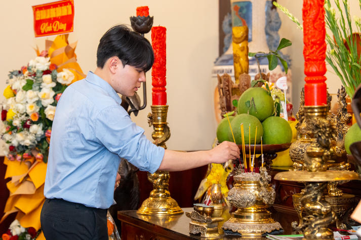 [Ảnh] Về nguồn tại Bến Nhà Rồng: Hành trình ý nghĩa của sinh viên Khoa Tài chính - Thương mại 45