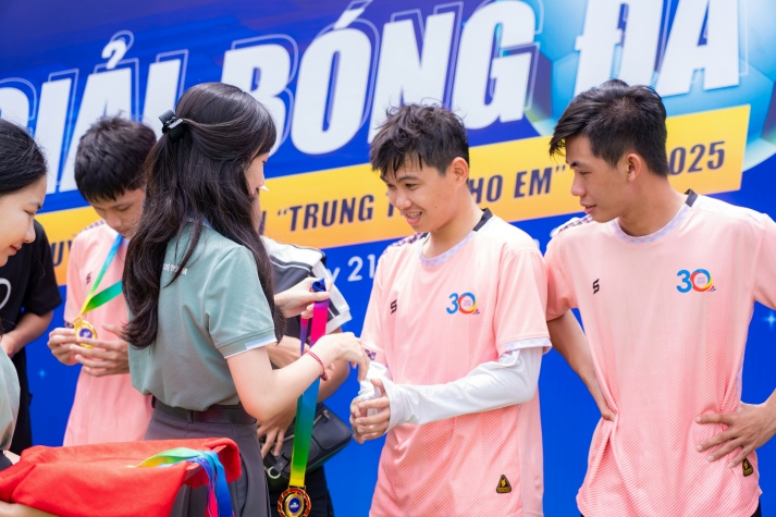 Giải bóng đá Chi bộ 17: Chung sức gây quỹ, thắp sáng mùa Trung thu cho trẻ em Vĩnh Long 120