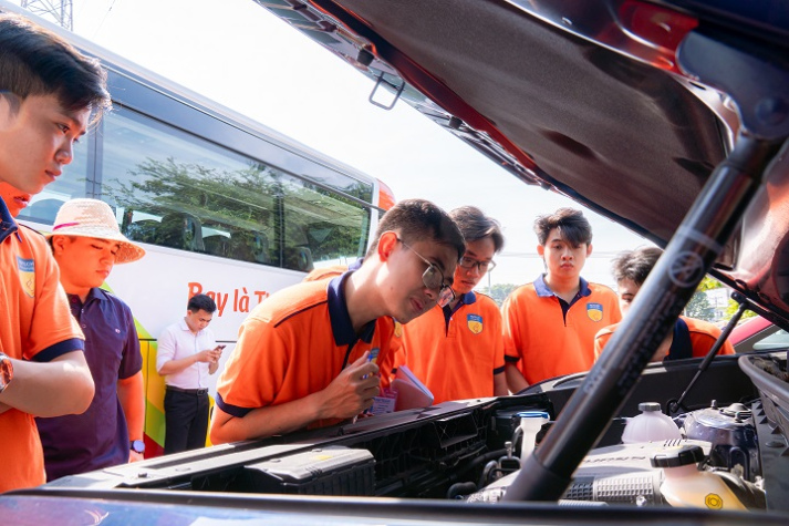 Từ giảng đường đến xưởng ô tô: Sinh viên VKIT chạm môi trường thực tế từ năm nhất 26