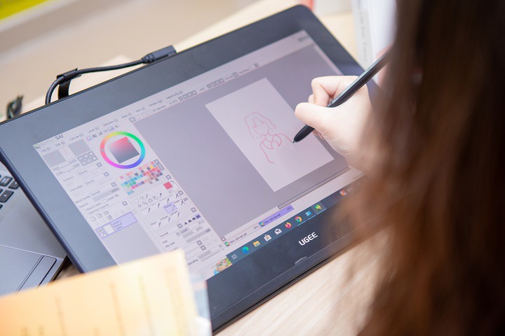 Tân sinh viên Khoa Truyền thông & Thiết kế được chuyên gia tư vấn thiết bị học tập và trải nghiệm công nghệ 90