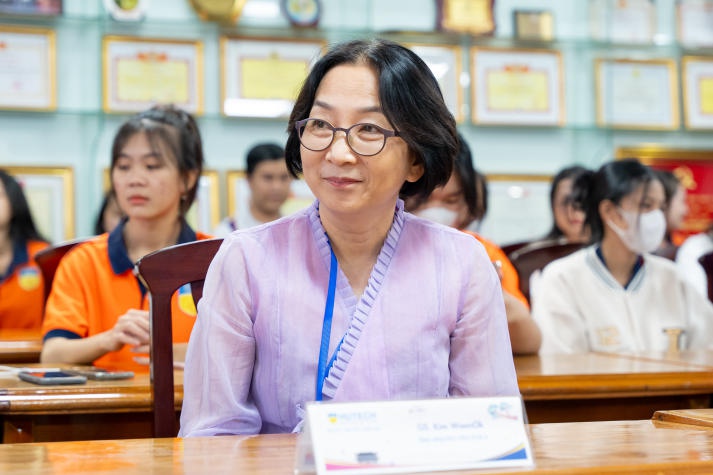 Chuyên gia Hàn Quốc định hướng về thị trường nghề nghiệp cho sinh viên khoa Hàn Quốc học 120