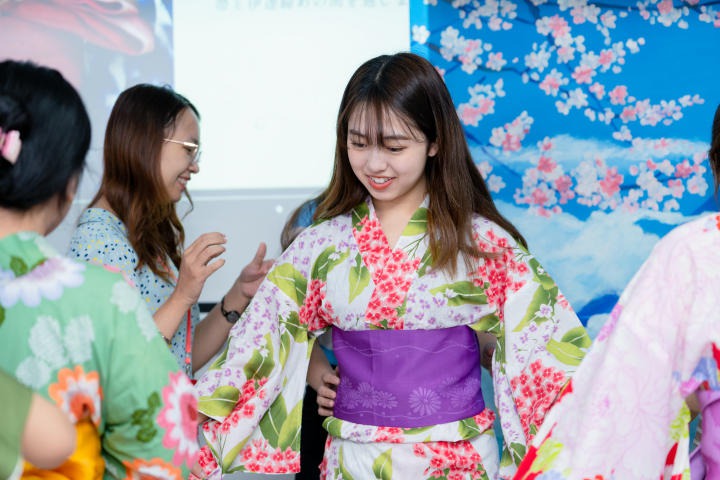 Sinh viên Khoa Nhật Bản học tìm hiểu về trang phục truyền thống của đất nước mặt trời mọc 51