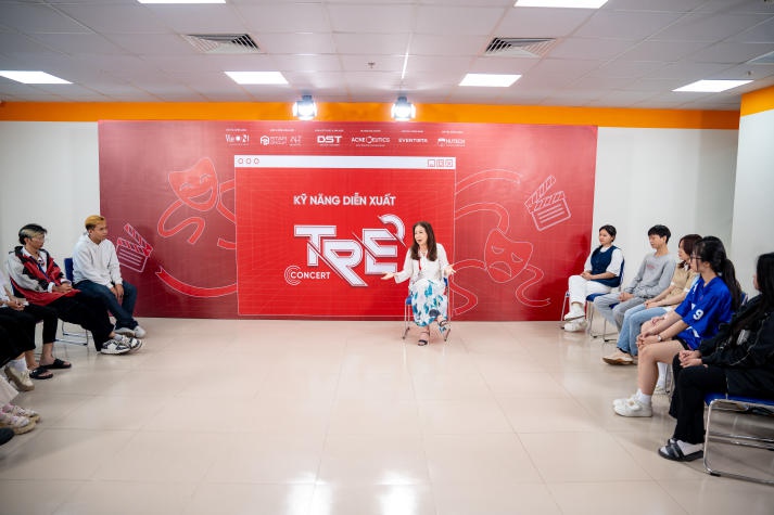 NSND Kim Xuân truyền năng lượng tích cực và bí kíp diễn xuất cho sinh viên HUTECH 48