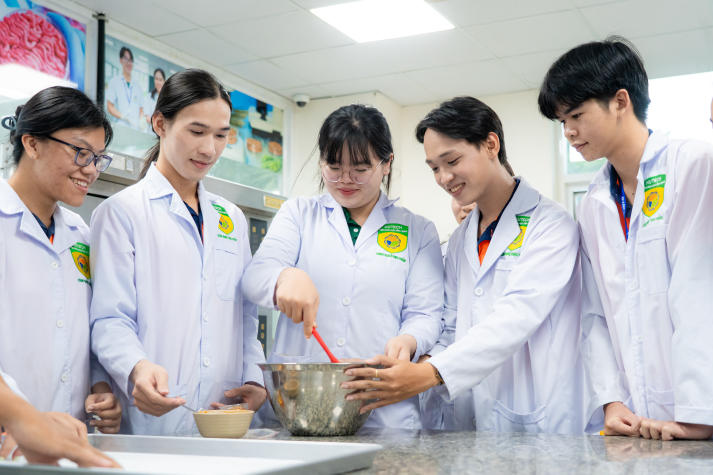 Công nghệ, dinh dưỡng và trải nghiệm: Sinh viên Viện Khoa học Ứng dụng “bóc tách” bí mật bơ sữa Hoa Kỳ 98