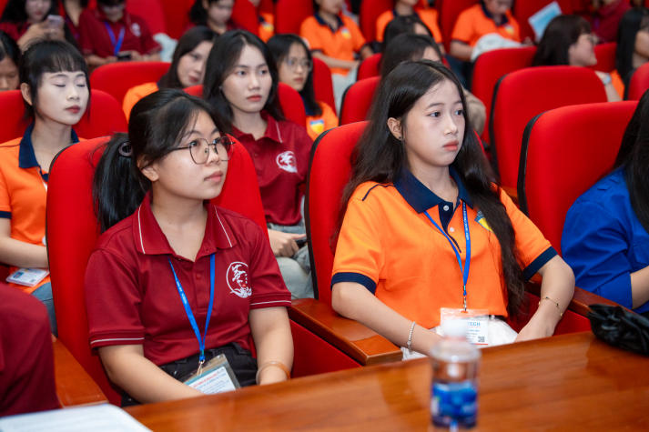 Sôi động, đa sắc màu: Tân sinh viên Khoa Trung Quốc học “cháy” hết mình tại Đêm nhạc hội chào năm học mới 164