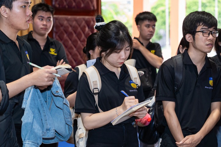Nâng cấp kỹ năng tổ chức sự kiện cho sinh viên Quản trị sự kiện qua chuyến “vi vu” nhà thi đấu Quân khu 7 34
