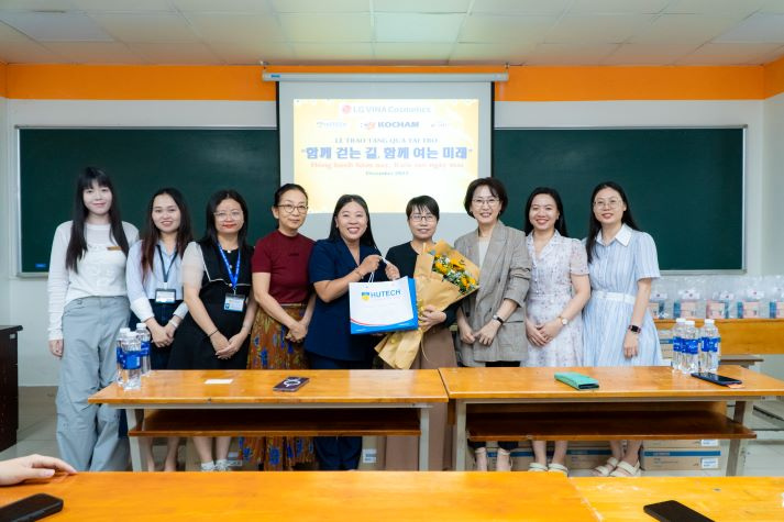 Đồng hành cùng ước mơ: KOCHAM trao quà khích lệ tinh thần sinh viên Khoa Hàn Quốc học 48