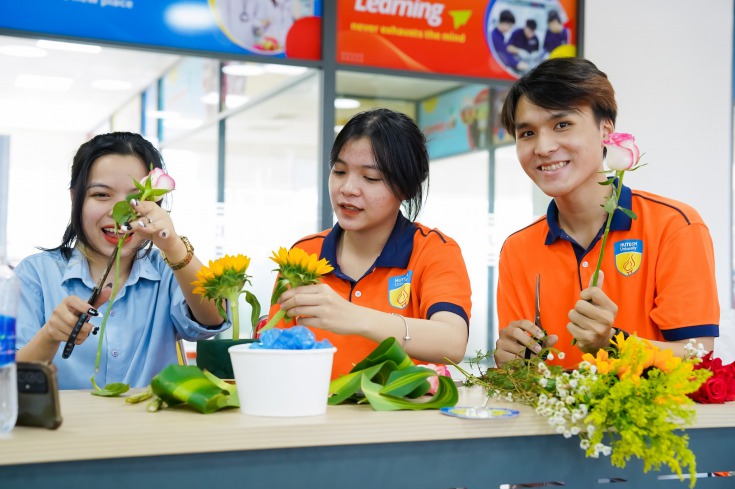 Các bạn sinh viên hào hứng trổ tài cắm hoa HUTECH 3