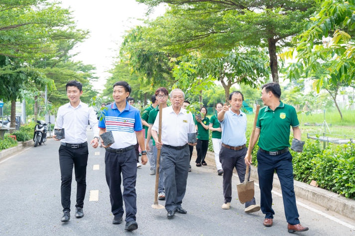 Sinh viên Viện Khoa học Ứng dụng tạo mảng xanh cho khuôn viên Hitech Park Campus 46