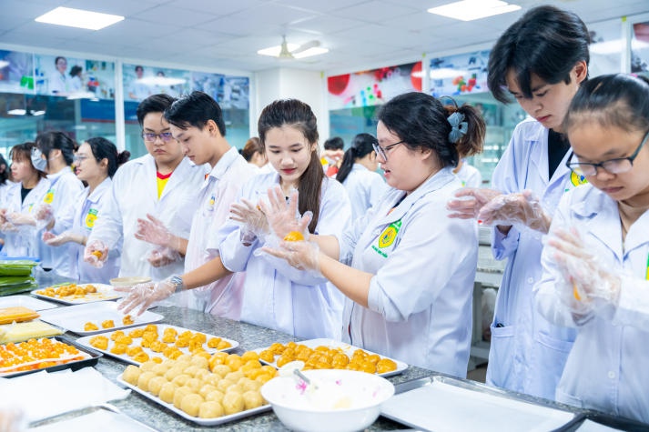 Tự tay làm bánh Trung thu, sinh viên Viện Khoa học Ứng dụng hào hứng khoe trải nghiệm độc đáo 16