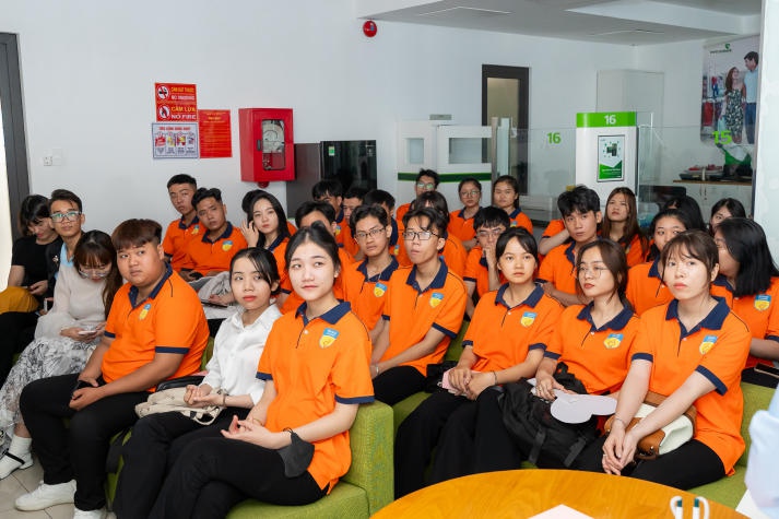 Sinh viên ngành Tài chính - Ngân hàng HUTECH sôi nổi tham quan tại Vietcombank 20