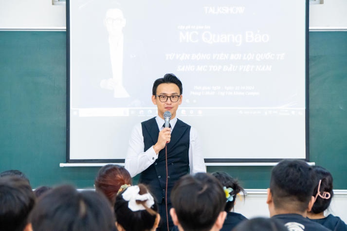 MC Quang Bảo bật mí “tips” xây dựng thương hiệu cá nhân cho sinh viên Quan hệ công chúng HUTECH 8