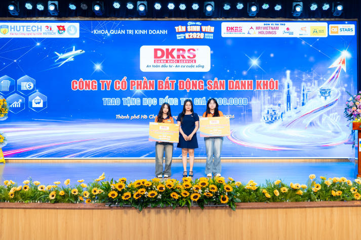 Tân sinh viên Khoa Quản trị kinh doanh “nhập cuộc” năm học mới cùng định hướng thực học - thực làm 88